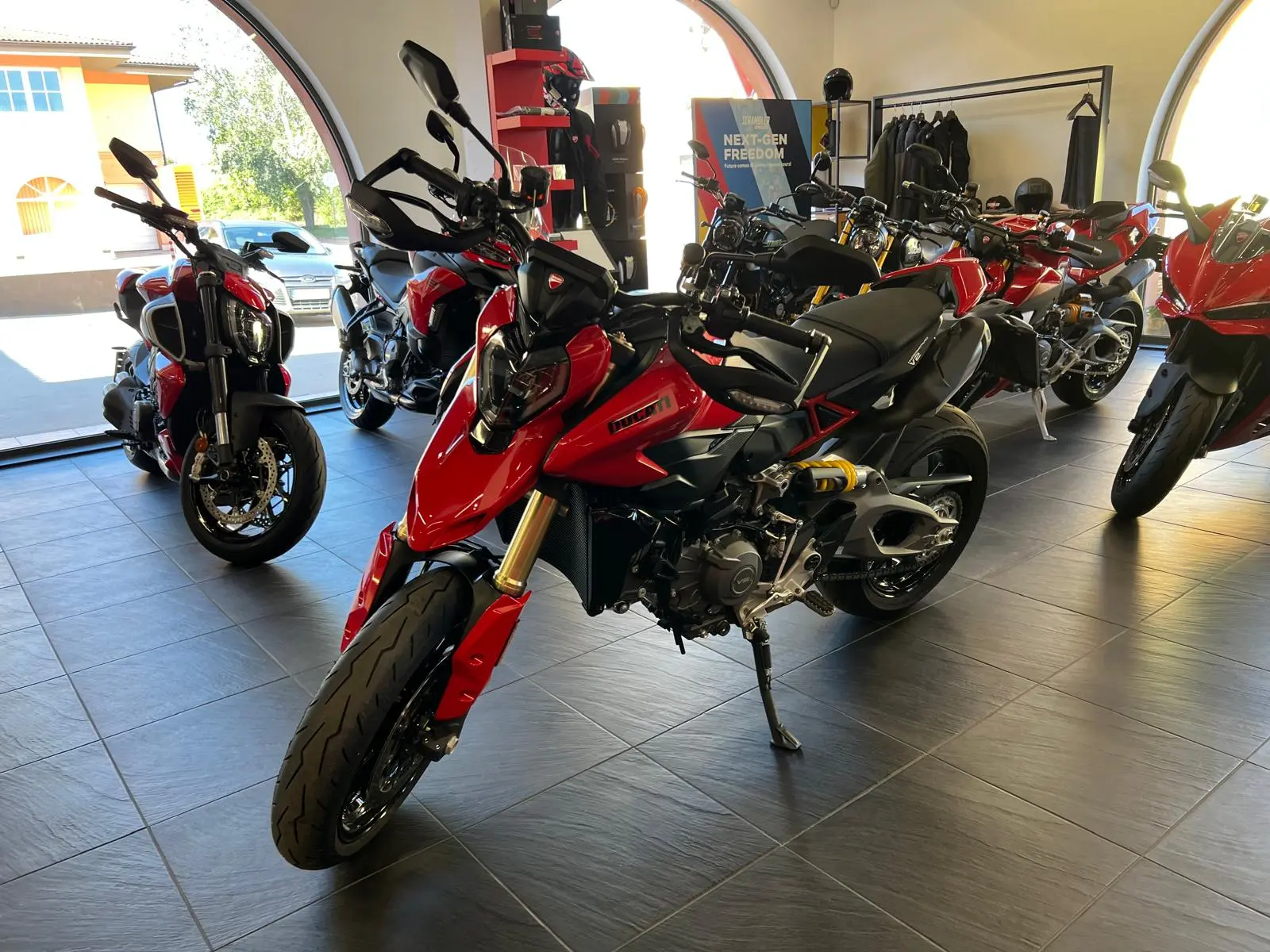 HYPERMOTARD V2
