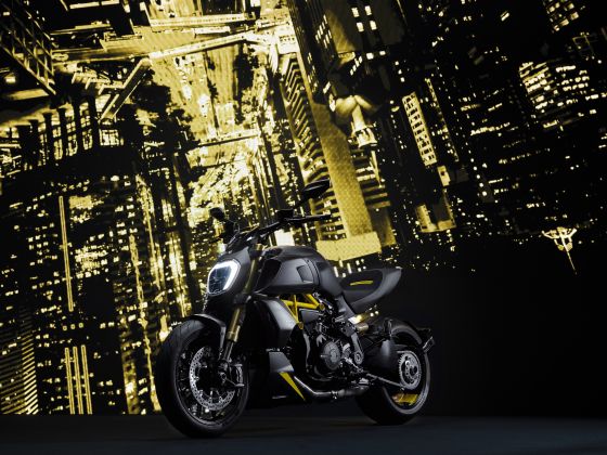 „Lights on me“: nová verzia „Black and Steel“ pre Diavel 1260 S